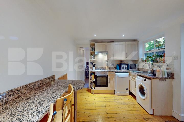 Spacious garden flat on bordering Clapham and Brixton. Ashmere Grove, Clapham / Brixton